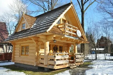 Дом из бревна 6х7.5 м с мансардой